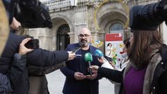 El nacionalista Efr�n Castro, este jueves delante de la sede de la Deputaci�n de Lugo