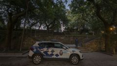 Un coche de la Polica Local enlas inmediaciones de la iglesia de Santa Susana, donde se produjo la agresin con arma blanca a un menor en las fiestas de la Ascensin en Santiago.