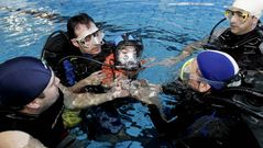 Ni�os con par�lisis cerebral bucean por primera vez