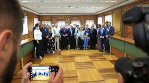 El duque de Alba, el alcalde, los concejales y el público que asistió al pleno, en una foto de grupo