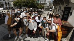 Uno de los grupos que recorri� este s�bado las calles de Viveiro con vestidos renacentistas para recordar la esencia del mercado que ha tenido que ser cancelado por segundo a�o consecutivo debido al covid