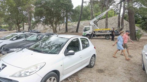 Coches estacionados en la zona del pilar, donde continan las pilas de arena extradas por las obras del saneamiento, lo que reduceel espacio para vehculos