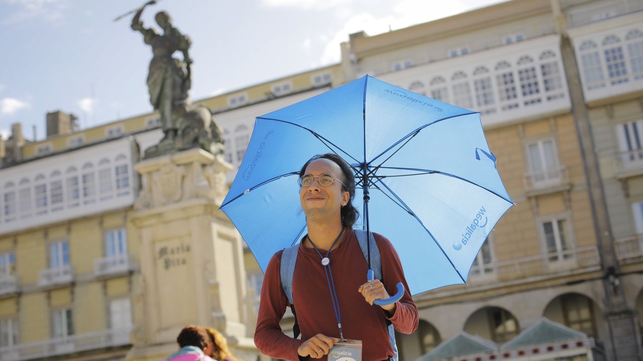 Ellos enseñan la ciudad a los turistas: «Moitos non saben que existiu un reino de Galicia»