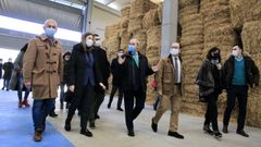 El presidente de la Diputaci�n , Jos� Tom� (tercero por la izquierda), y el rector de la USC, Antonio L�pez, cuarto por la izquierda, recorriendo la granja con otras autoridades