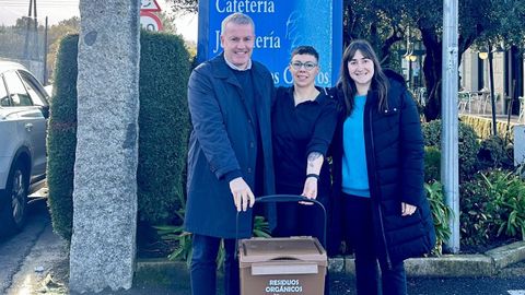 El alcalde Luis Pi�a, acompa�ado, con un recipiente de la campa�a