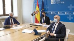 El conselleiro Rom�n Rodr�guez (en el centro) con sus dos secretarios xerais: el t�cnico, Manuel Vila, (izquierda) y el de Educaci�n, Jos� Luis Mira, (derecha), durante la Conferencia Sectorial de Educaci�n de este mi�rcoles