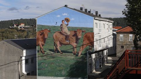 Castro Caldelas ha convertido varias medianeras en obras de arte con murales 