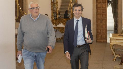 Borja Verea (derecha), en el pazo de Raxoi junto con el tambi�n concejal popular, Evaristo Ben, en una imagen de archivo.