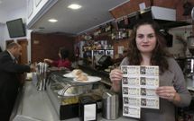 En el bar Sil de Ourense llevan ocho a�os jugando al mismo n�mero de la Loter�a de Navidad. 