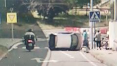 Coche volcado en la rotonda de Casablanca, en A Coru�a
