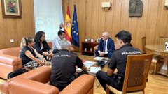 El subdelagado del Gobierno y representantes de la Policía Nacional con la asociación de vecinos de O Pino
