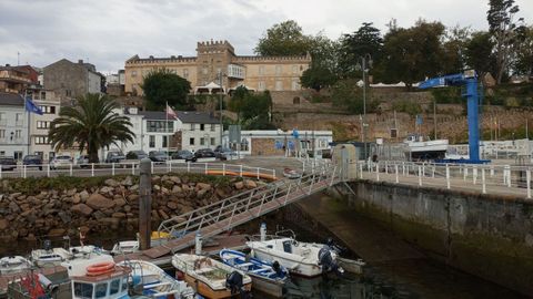 El puerto deportivo y al fondo el palacio de Tr�nor, en Figueras (Castropol)