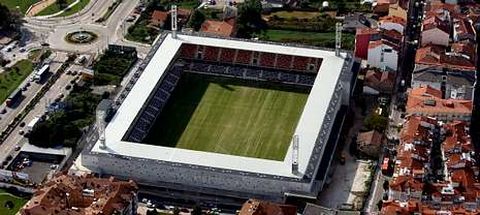 Las propiedades a expropiar son las que hay entre la grada de tribuna y la calle Juan Bautista Andrade, a la derecha de la fotograf�a.