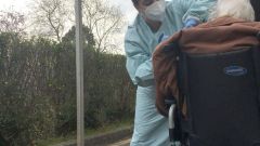 asturias vacunas.Vacunaci�n de una gran dependiente en el AutoVac del Hospital Naranco, en Oviedo