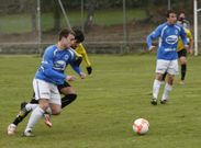 El futbolista del Atl�tico Escair�n, Adri�n Carrasco, conduce el bal�n en un partido de liga. 