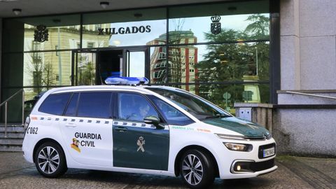 Coche de la Guardia Civil en los juzgados de Lugo