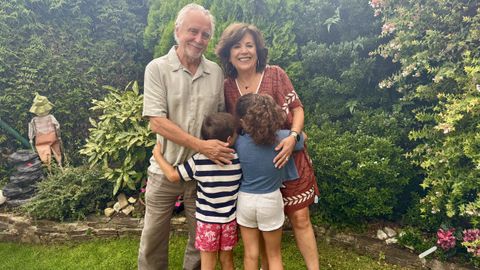 Ricardo y Mar�a junto a sus nietos, Diego y Alba.