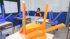 Una maestra llamando a las familias para avisarlas del inicio del curso. 