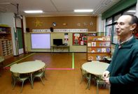 El director del P�o XII en un aula infantil, que ha mejorado el mobiliario y material did�ctico.