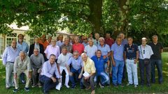 Manuel Grande y sus compa�eros, en la finca de Cambre en la que se re�nen.