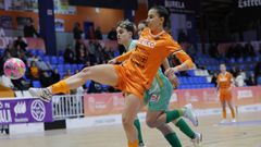 Lara D�az, la m�xima goleadora del Reyco Burela con diez tanto en la liga, durante la visita del Poio al Vista Alegre.