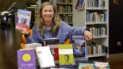 Vanesa R�os, t�cnica del F�rum Metropolitano, con algunos de los libros que generan m�s inter�s