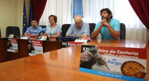 A alcaldesa Polín e o presidente dos comuneiros, David Díaz, onte na presentación da feira.