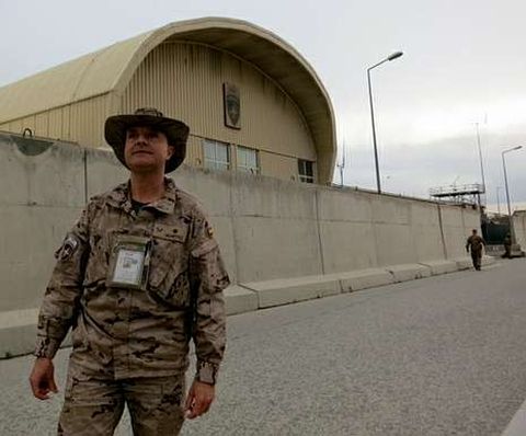 El comandante Beneitez, ante el centro de control, donde trabaja.