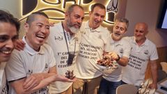 Los cinco chefs que integraron el jurado y el impulsor del mundial y propietario de la taberna Bon P, Diego Iglesias (tercero por la derecha)