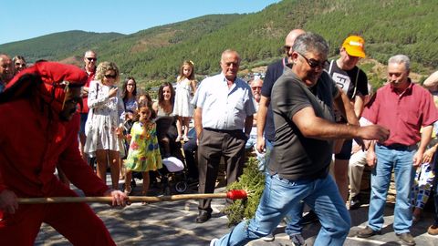 El Meco, en plena faena durante una de las procesiones de los ltimos aos