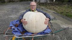 Antonino Feijoo y su calabaza de 80 kilos