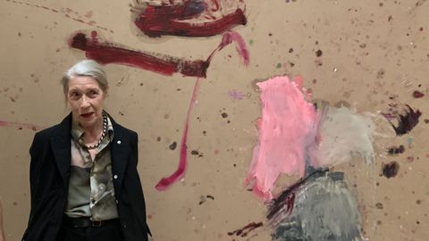 Martha Jungwirth, ante una de las pinturas de la serie «Australidelfos» (2020).