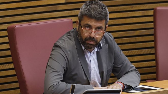 Carlos Maz&oacute;n, durante una sesi&oacute;n de control en las Cortes Valencianas