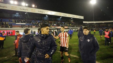 Los jugadores de ambos equipos tras el partido