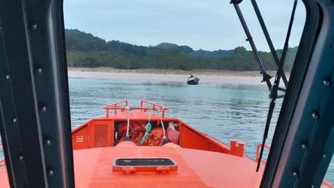 Vista del barco que�sufri� una v�a de agua al colisionar con una batea en la r�a de Vigo