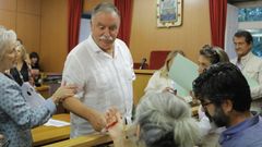 El alcalde de Oleiros habla con los ediles socialistas, de espaldas, en un pleno al comienzo del mandato.