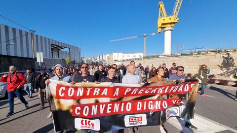La movilizaci�n ha partido desde la avenida de Beiramar, donde est�n algunos de los principales astilleros, para cruzar el centro de la ciudad hasta la delegaci�n de la Xunta.