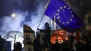 Un manifestante blande la bandera europea durante las protestas contra el Gobierno en Georgia.