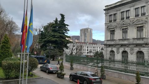 Banderas a media asta en la sede del Gobierno de Asturias