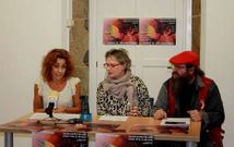 Paku Granxa present� ayer la obra en el museo acompa�ada de la edil Marisa �lvarez y Dami�n Paio.