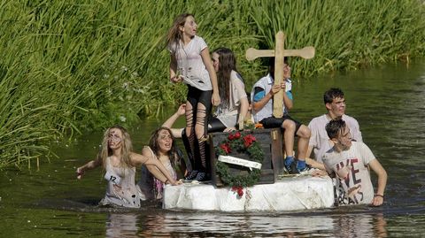 El tiempo acompa a los participantes y asistentes del XVIII descenso por el ro Anllns que cada ao se celebra por San Xon