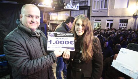 El presidente de la AED, Antonio Lamas, entreg� el cheque de mil euros a Jessica Fern�ndezl. 