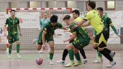 Christian Coci�a y Dina lucha por la posesi�n con dos futbolistas del Deporcyl Guardo