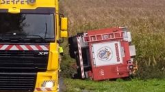 Un cami�n-gr�a junto al veh�culo motobomba siniestrado en A Ba�a