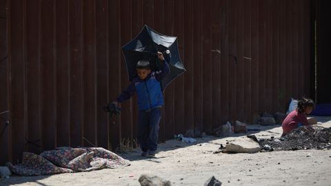 Dos ni�os juegan en la frontera mexicana con EE.UU.