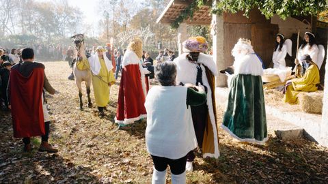 Los vecinos de Dacn, en Maside, escenificaron su beln viviente. Ofrenda de los Reyes Magos