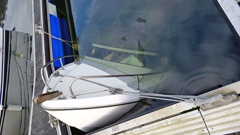 La embarcaci�n hundida qued� sujeta por los cabos al pantal�n del muelle deportivo de Muros