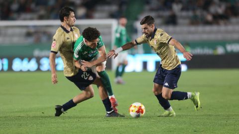 Cera (a la derecha en la imagen) le disputa el bal�n al ourensano Ra�l Dacosta, en su visita al Racing en A Malata