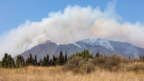 Columnas de humo en el incendio de Sierra Bermeja