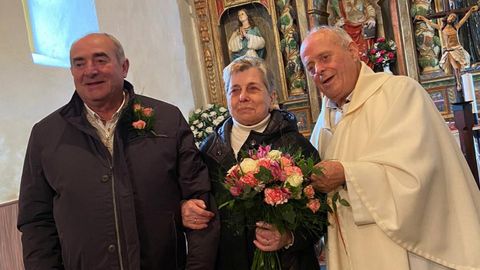 Jos� Chor�n (derecha), en diciembre, en la iglesia de So�ar, celebrando las bodas de oro de sus amigos Julio y Carmen, due�os del Mes�n de Julio.